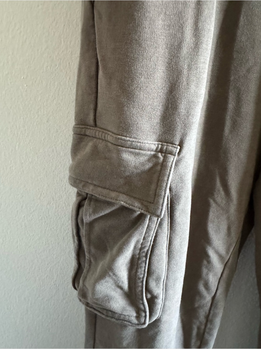 Alo Yoga Unwind Taupe Cargo Jogger Sweatpants size Small - Picture 5 of 8